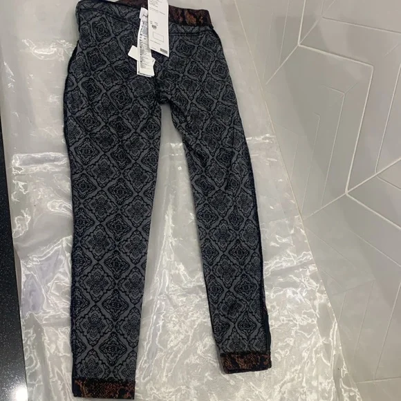 NWT🇨🇦Gorgeous JR Jacquard Snake Print Pants - Picture 13 of 15